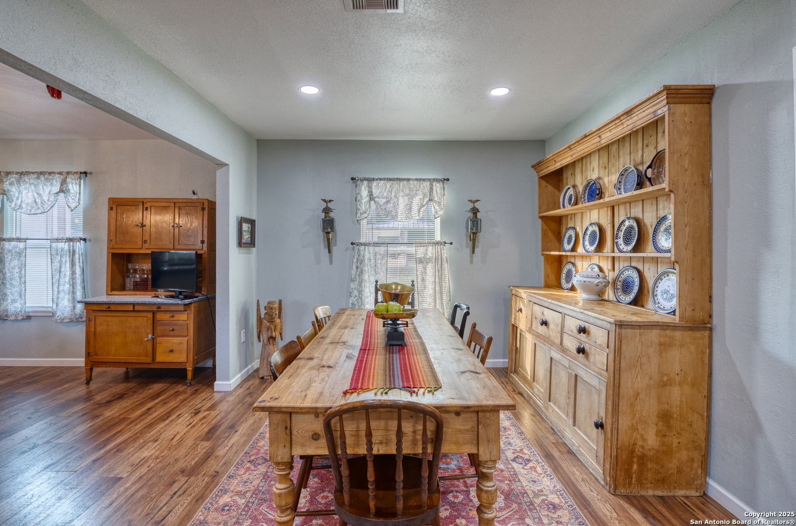 1100 North High Street Uvalde, TX 78801 - Photo 6 of 40 a living room with furniture and a flat screen tv