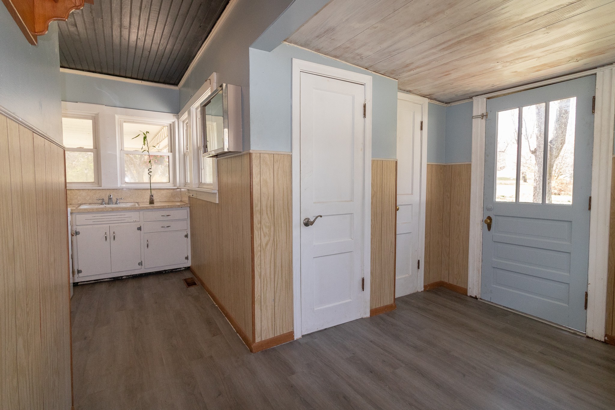 201 South Tunnel Road Portland, TN 37148 - Photo 16 of 41 a kitchen with granite countertop cabinets and wooden floor