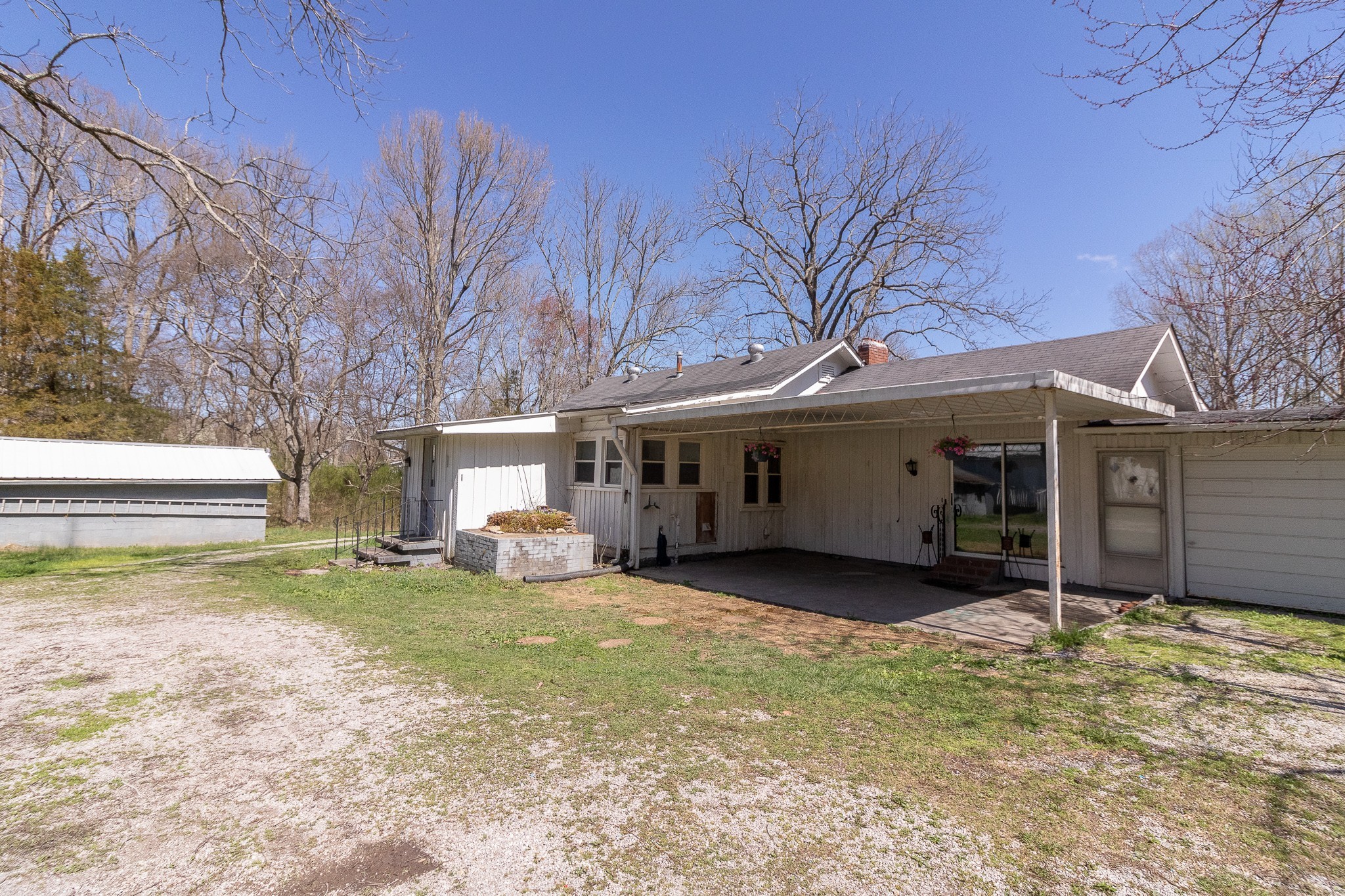 201 South Tunnel Road Portland, TN 37148 - Photo 35 of 41 a view of a house with a large tree and a yard