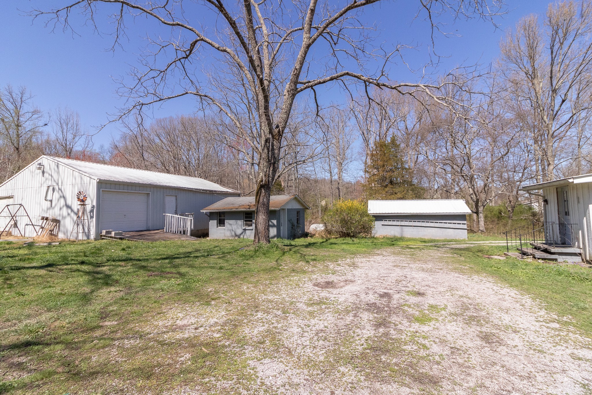 201 South Tunnel Road Portland, TN 37148 - Photo 36 of 41 a backyard of a house