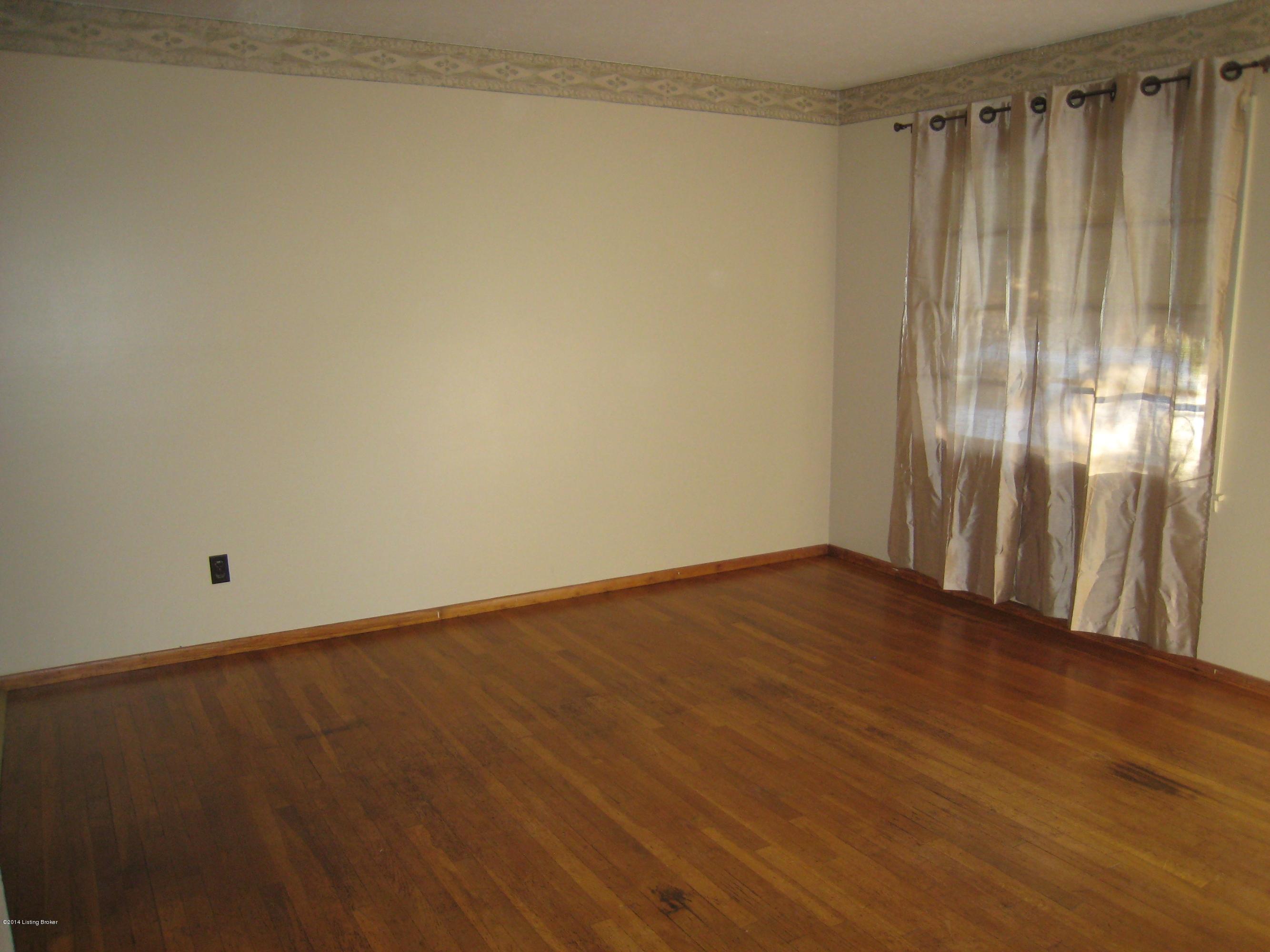 9215 New Maple Road Louisville, KY 40229 - Photo 5 of 12 Spacious area