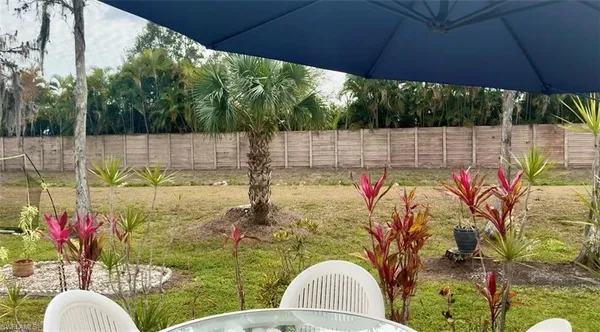 a view of a backyard