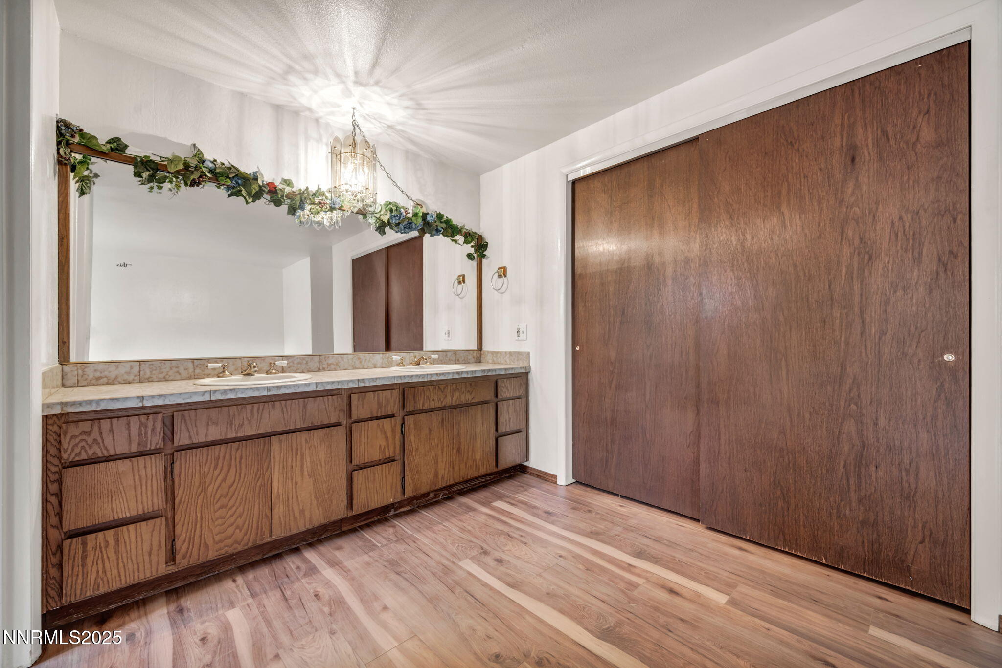 3370 Shawnee Circle Reno, NV 89502 - Photo 23 of 78 a bathroom with a double vanity sink and a mirror