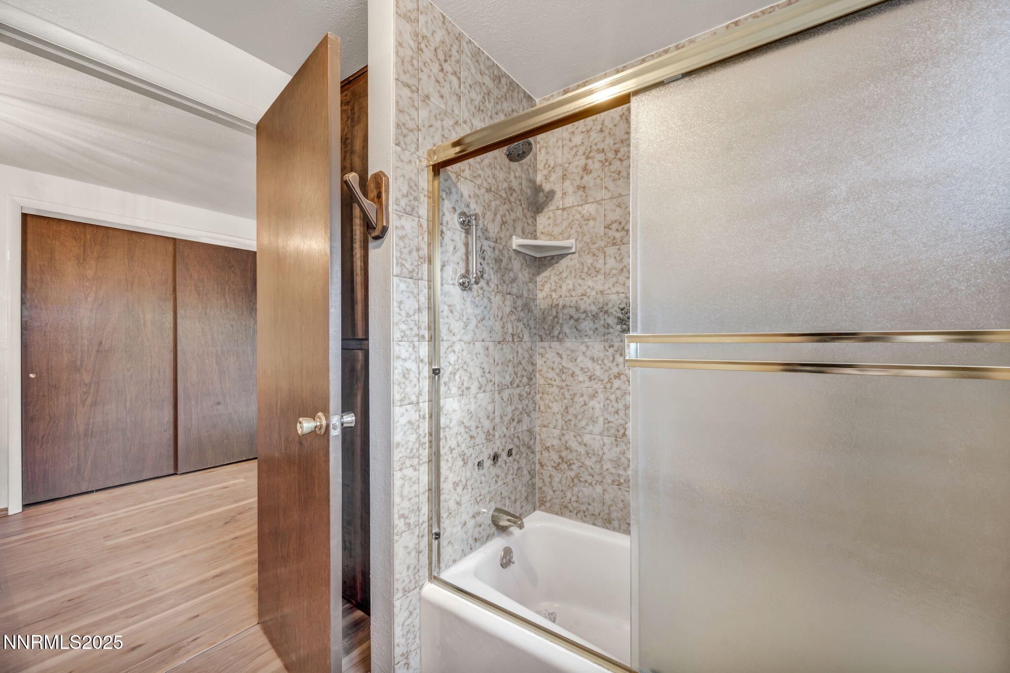 3370 Shawnee Circle Reno, NV 89502 - Photo 27 of 78 a bathroom with a bathtub and a shower