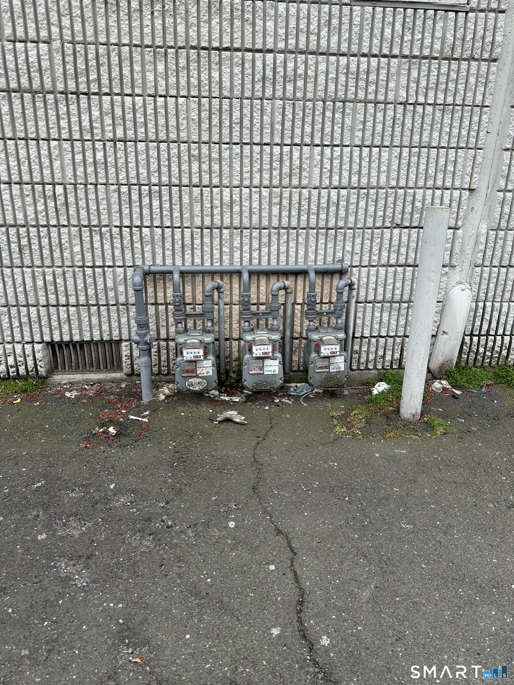 1365 East Main Street Bridgeport, CT 06608 - Photo 25 of 40 a backyard of a house