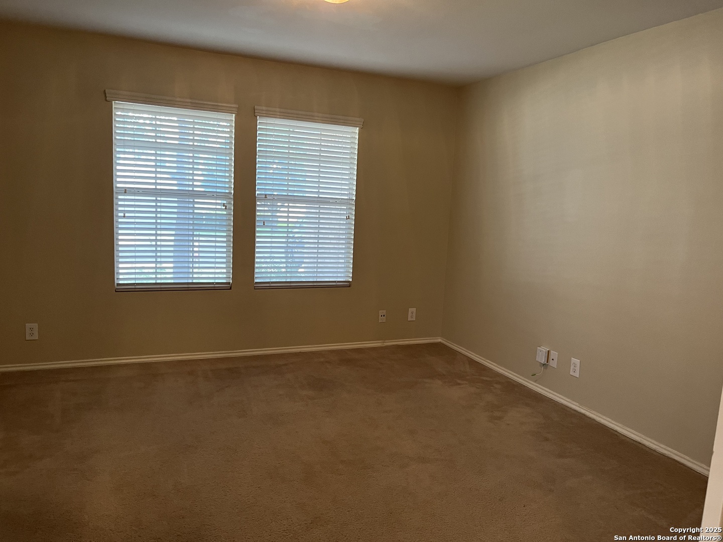 8011 Rio NIEBLA San Antonio, TX 78249 - Photo 8 of 18 an empty room with a window