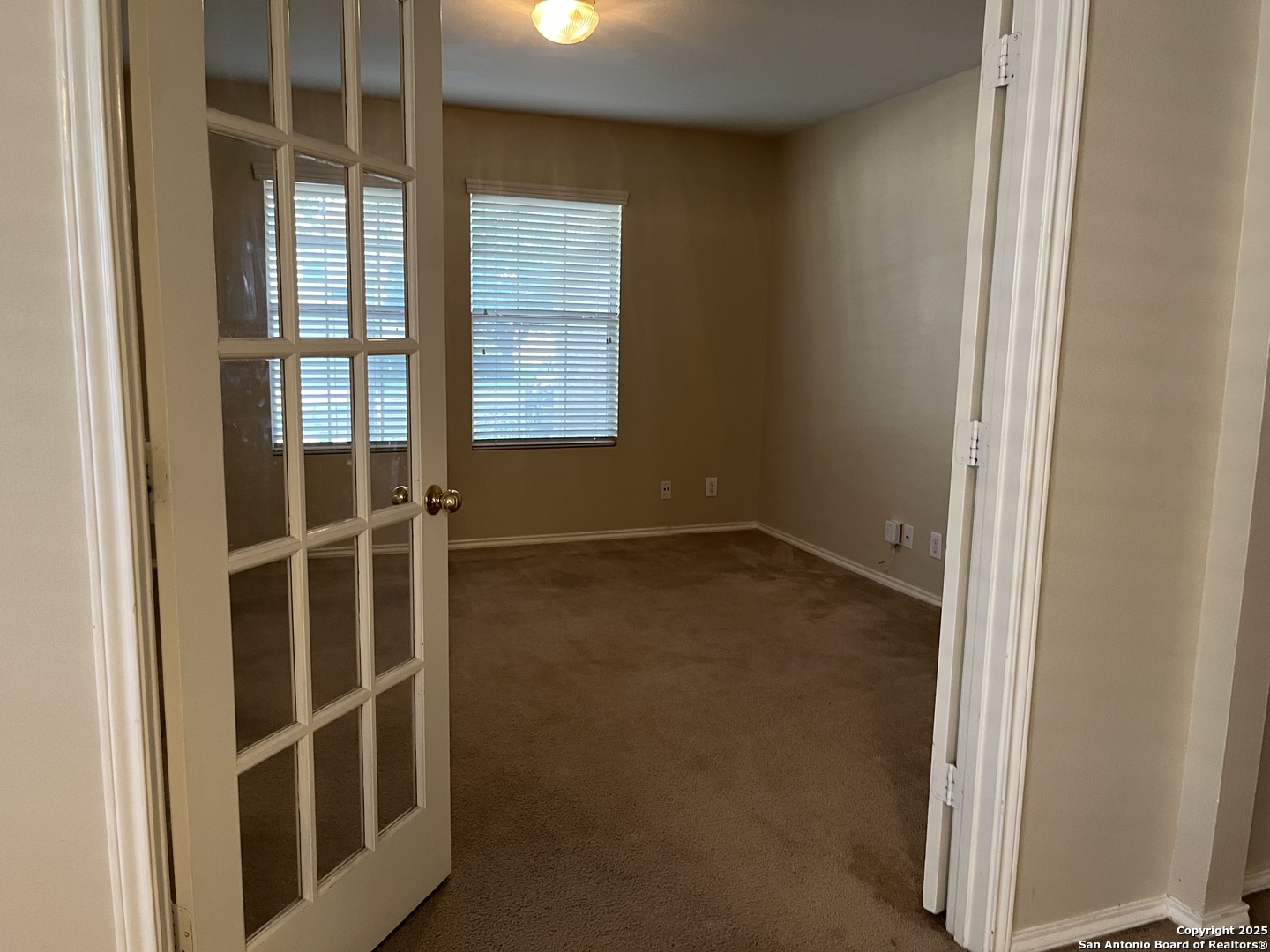 8011 Rio NIEBLA San Antonio, TX 78249 - Photo 10 of 18 a view of an empty room with a window