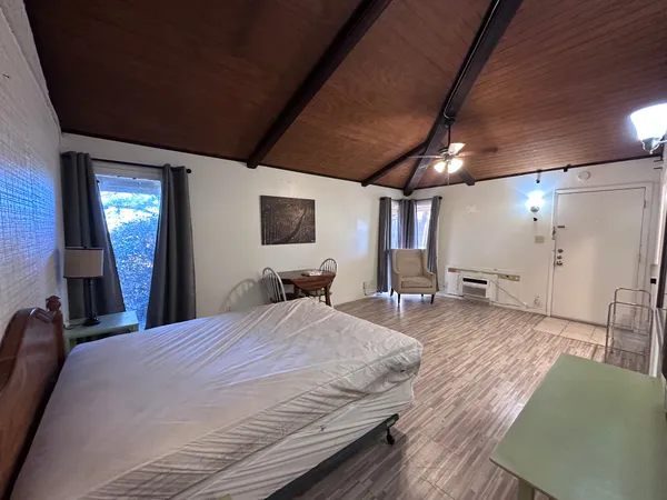 $1,100 | 126 Conference Drive, Unit 211, Bastrop, TX 78602