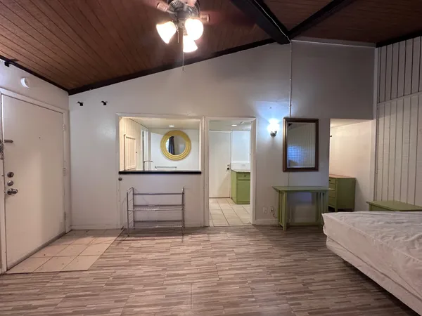 $1,100 | 126 Conference Drive, Unit 211, Bastrop, TX 78602