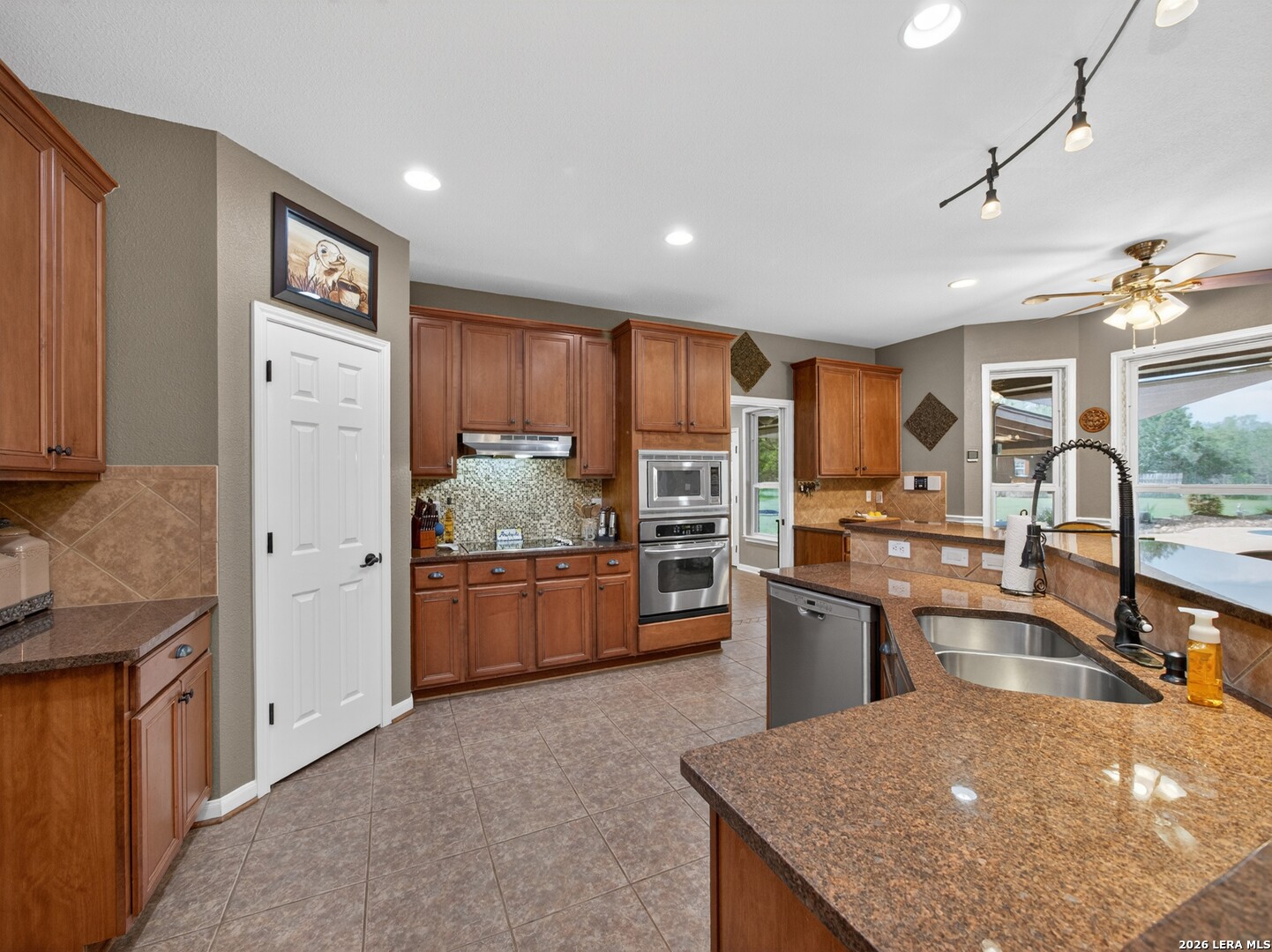 24607 Ripple Way San Antonio, TX 78266 - Photo 13 of 64