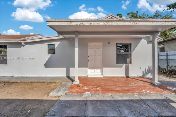 a view of a house with a backyard
