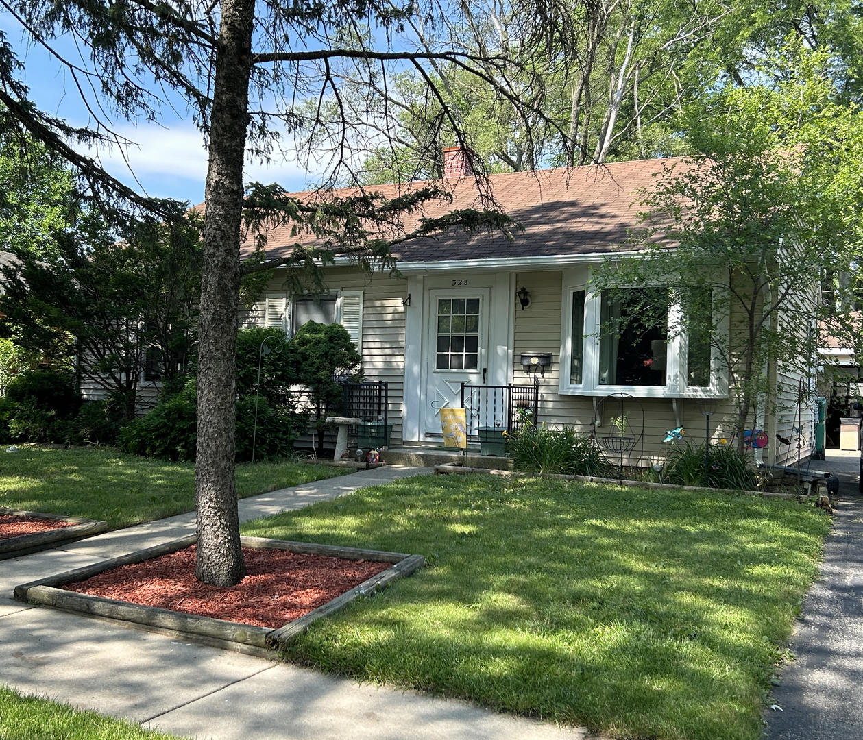 328 Raupp Boulevard Buffalo Grove, IL 60089 - Photo 1 of 22 a front view of a house with garden