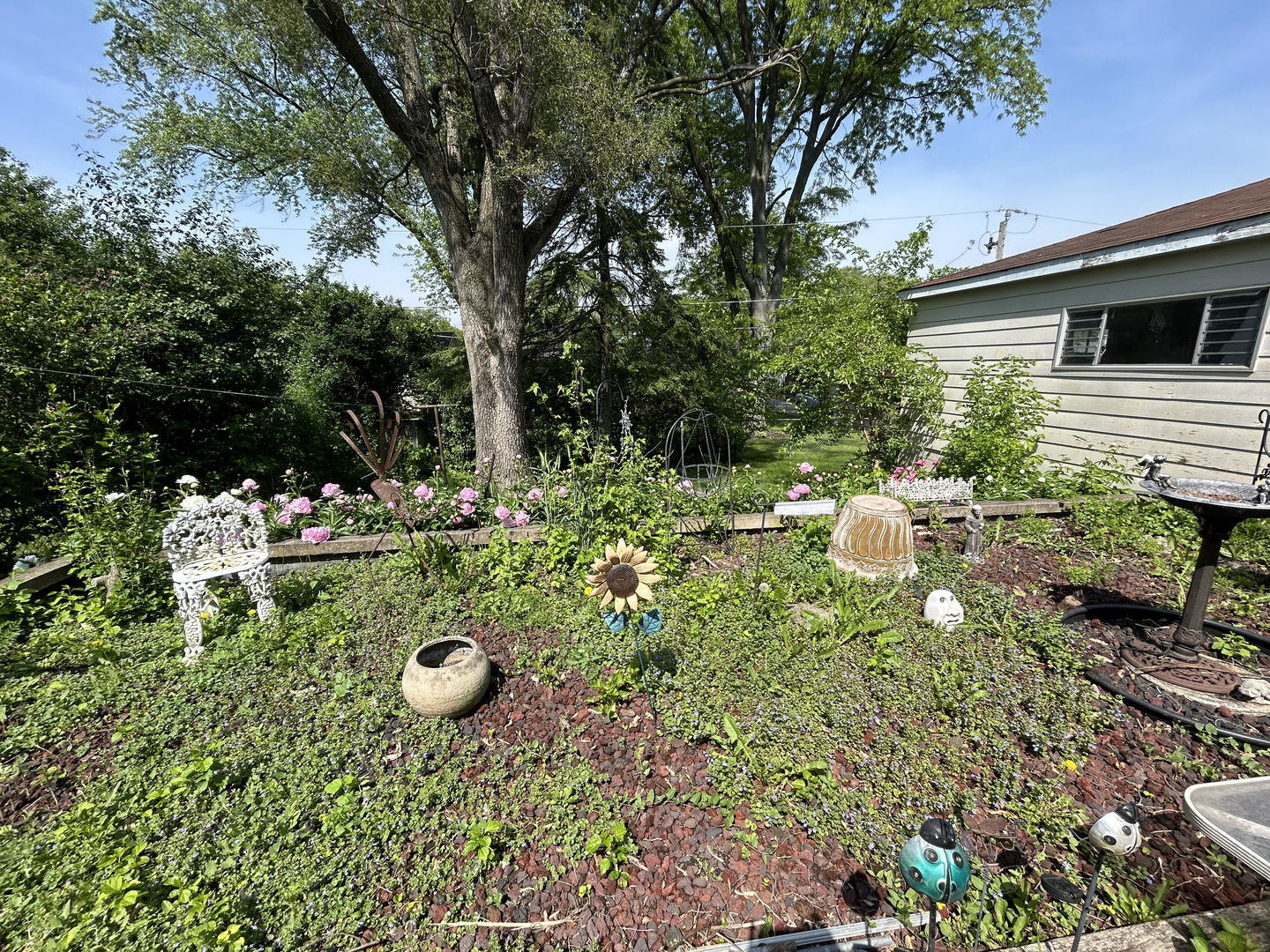 328 Raupp Boulevard Buffalo Grove, IL 60089 - Photo 17 of 22 a backyard of a house with table and chairs