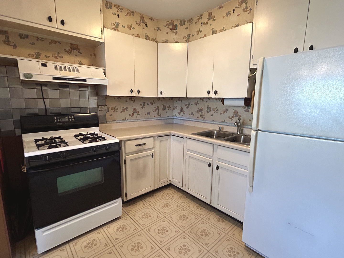 328 Raupp Boulevard Buffalo Grove, IL 60089 - Photo 3 of 22 a kitchen with cabinets and appliances