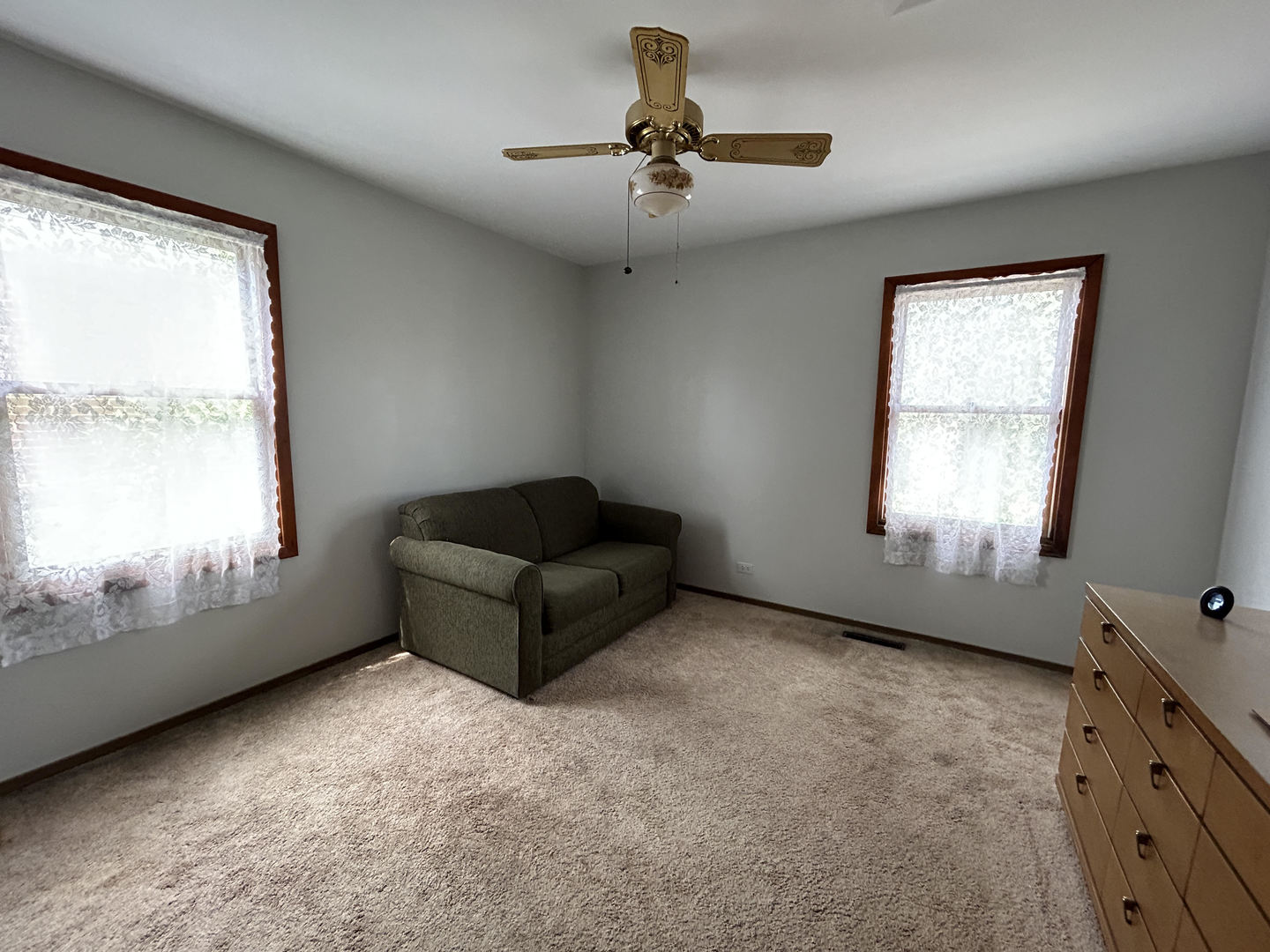 328 Raupp Boulevard Buffalo Grove, IL 60089 - Photo 10 of 22 a living room with furniture and window