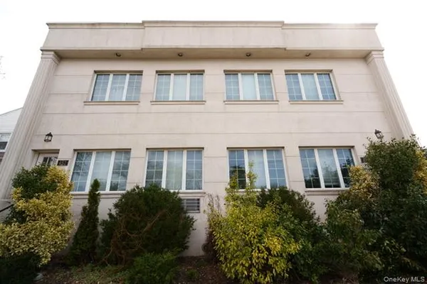 $2,750 | 450 East Park Avenue, Unit 4, Long Beach, NY 11561