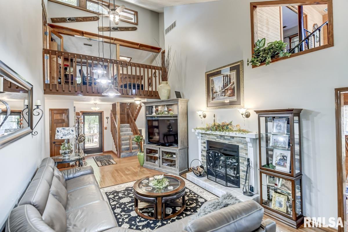 2736 Hilltop Road Springfield, IL 62712 - Photo 4 of 50