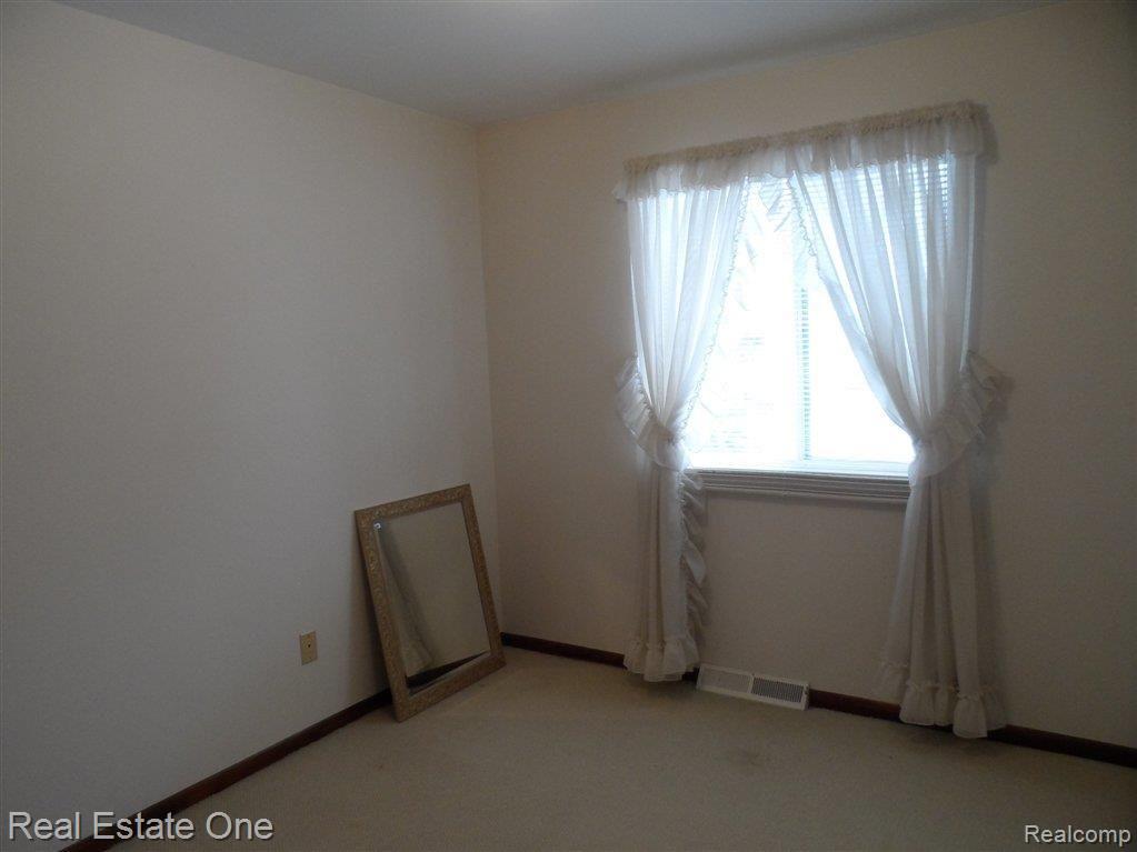 3901 Elmhurst Road Waterford, MI 48328 - Photo 12 of 18 Bedroom 3