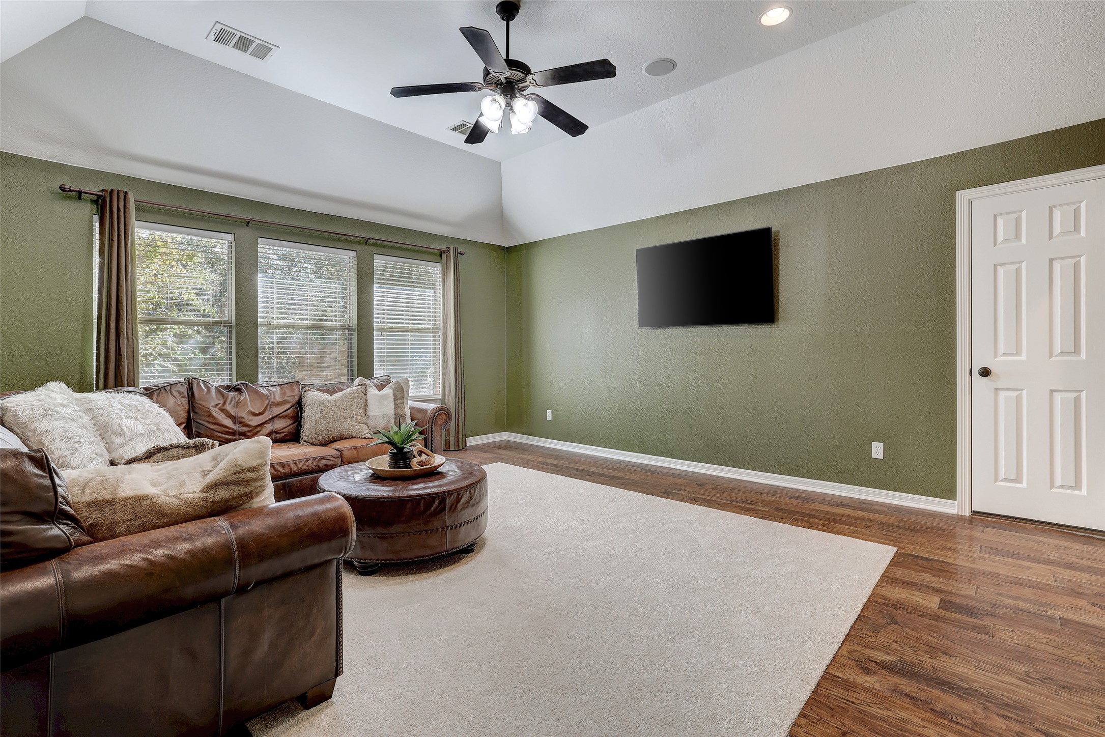 3600 Alexandrite Way Round Rock, TX 78681 - Photo 28 of 40 a living room with furniture and a flat screen tv