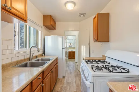 $1,400,000 | 811 East Nutwood Street, Inglewood, CA 90301