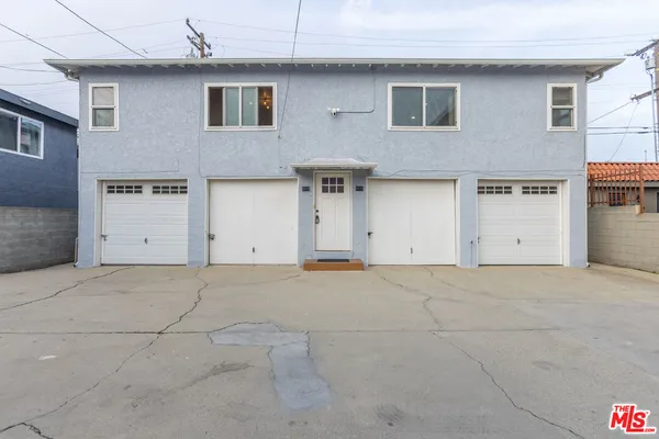 a view of empty room with garage