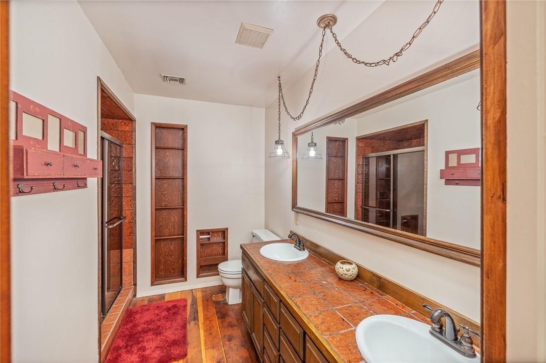 53644 Acorn Road Mariposa, CA 95338 - Photo 19 of 65 Hall bathroom with dual sinks