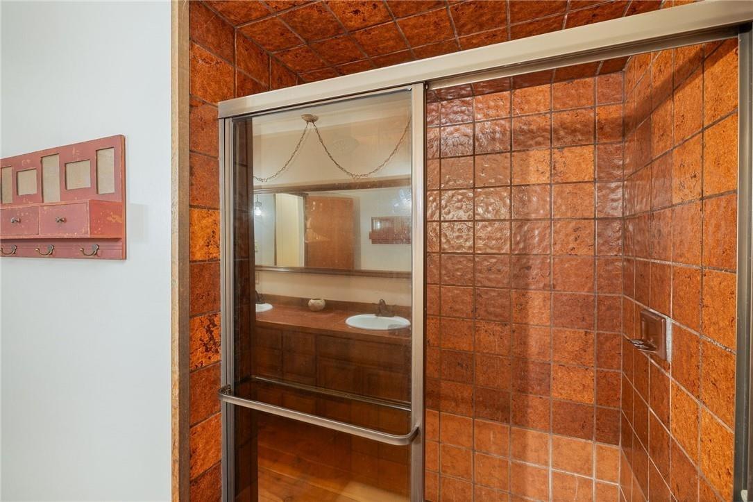 53644 Acorn Road Mariposa, CA 95338 - Photo 20 of 65 Hall bathroom shower