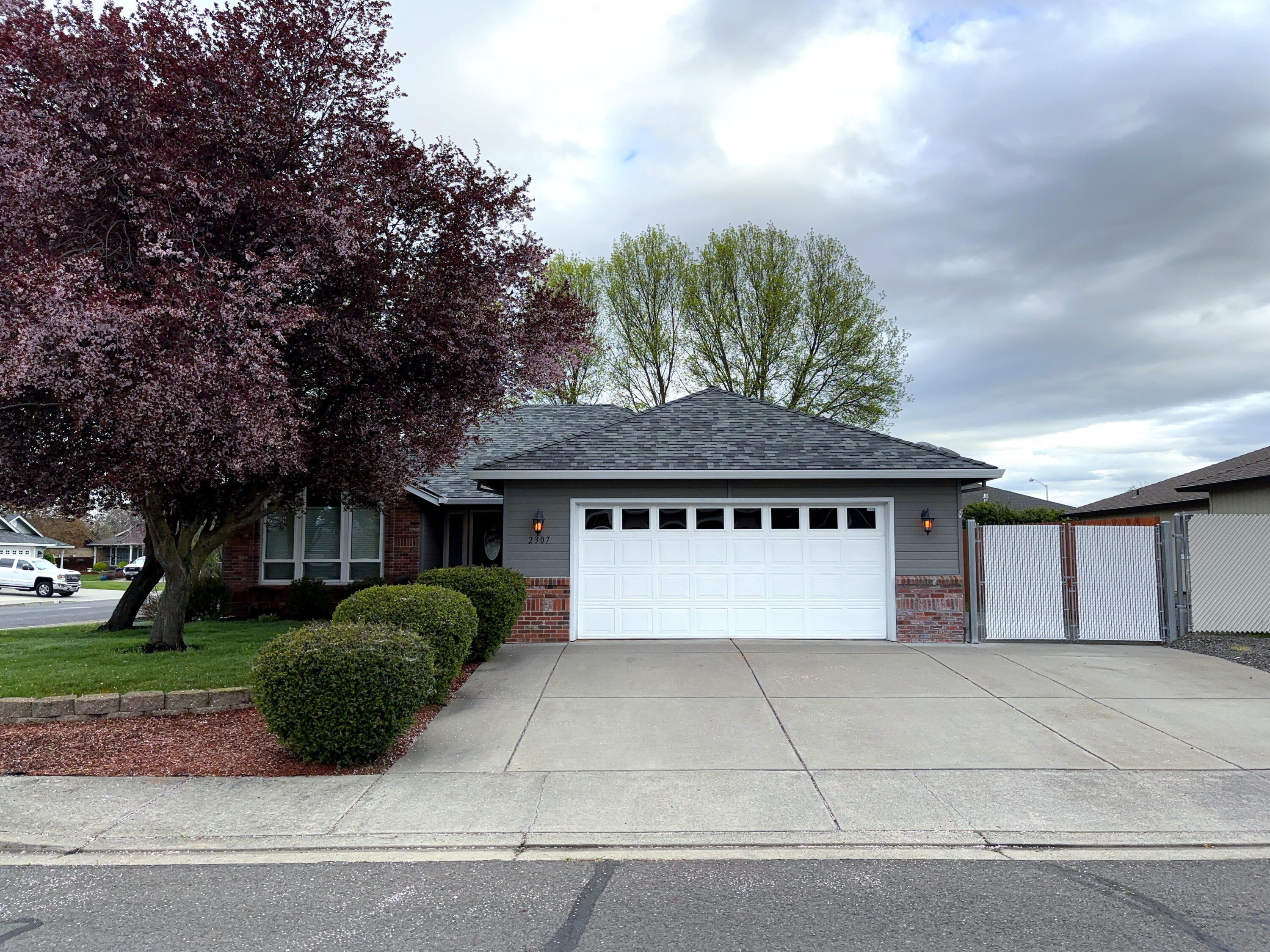 2307 Jeremy Street Central Point, OR 97502 - Photo 1 of 32 Facade