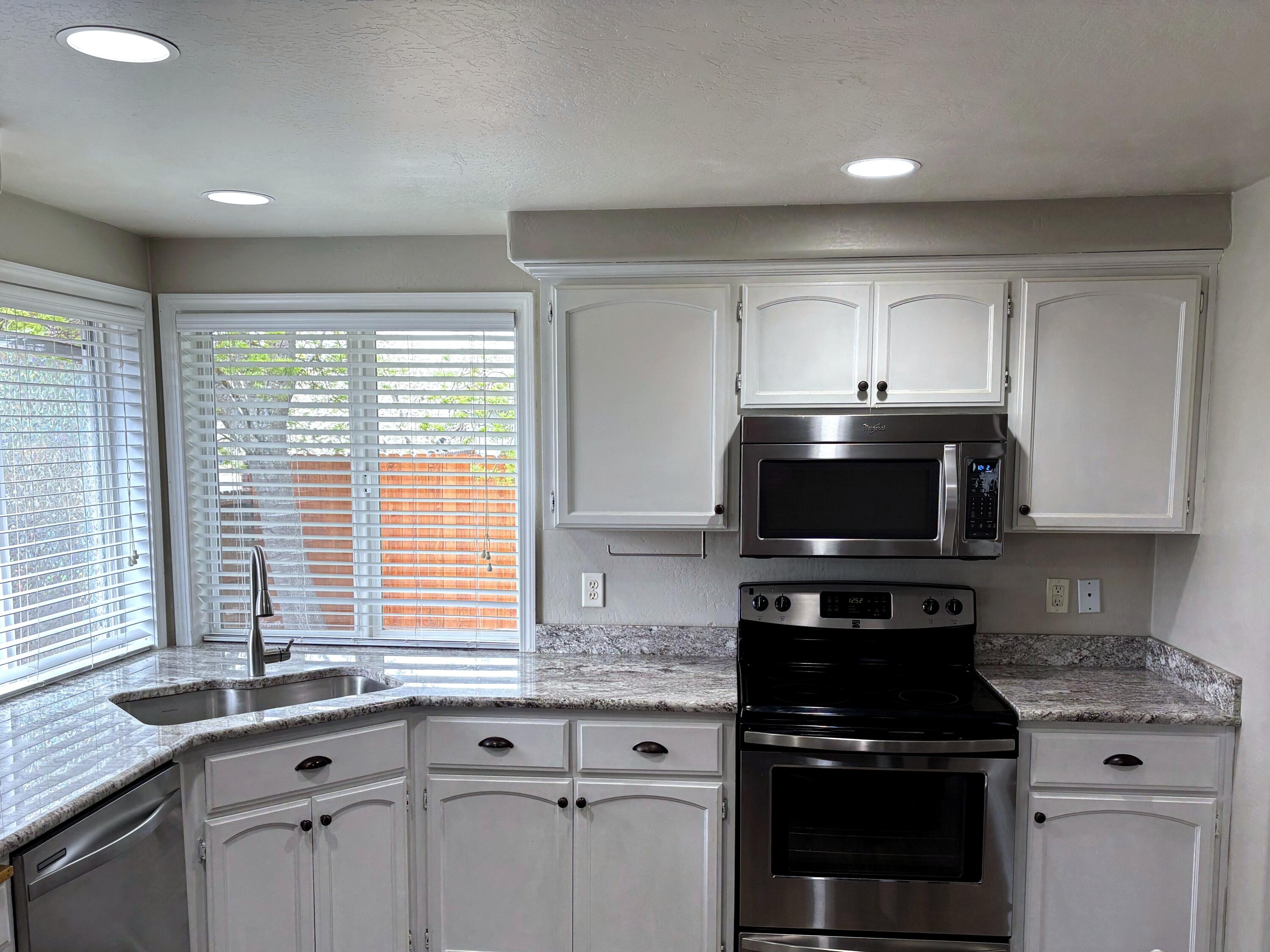 2307 Jeremy Street Central Point, OR 97502 - Photo 11 of 32 Kitchen Counters