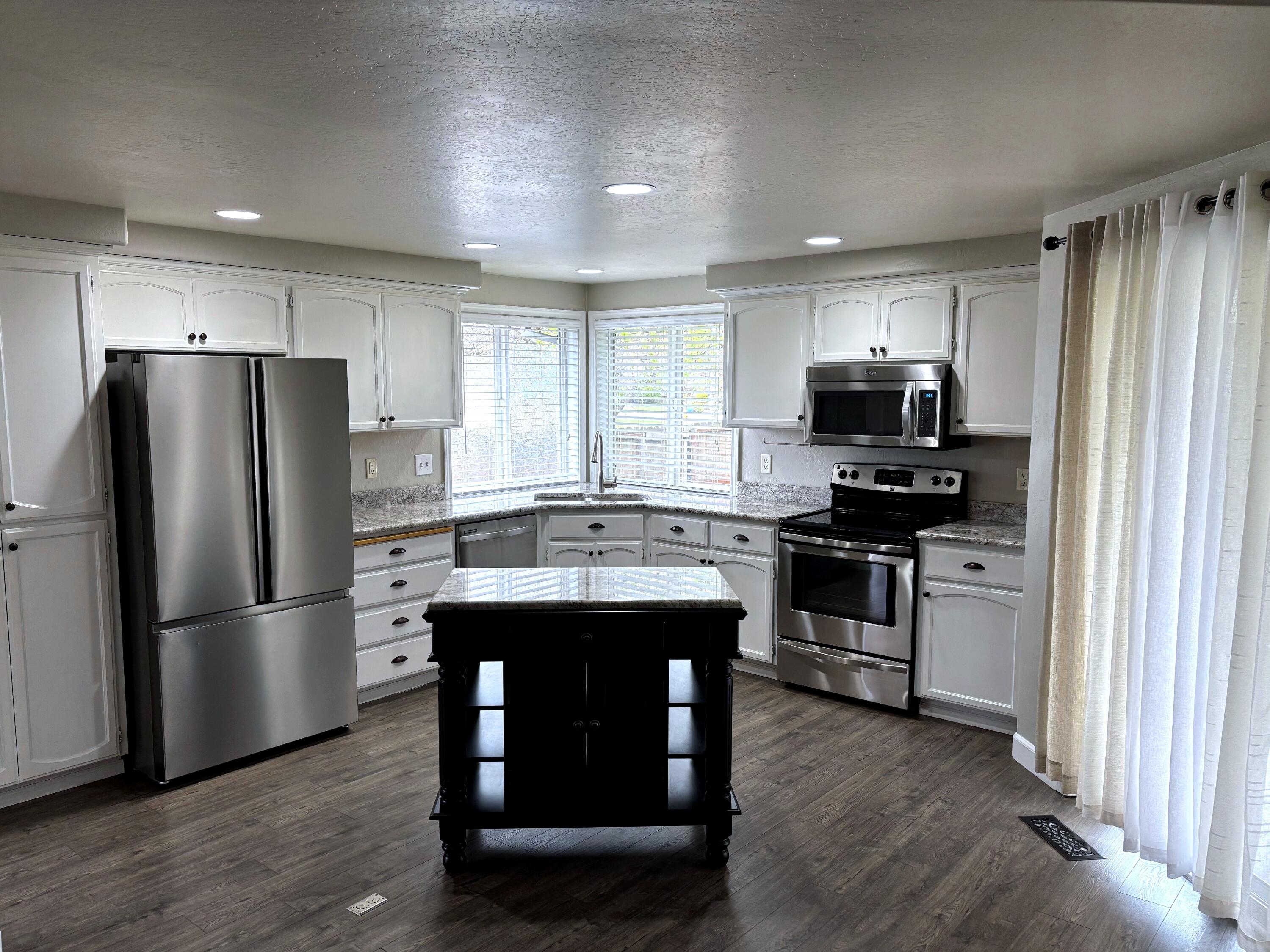 2307 Jeremy Street Central Point, OR 97502 - Photo 12 of 32 Full Kitchen