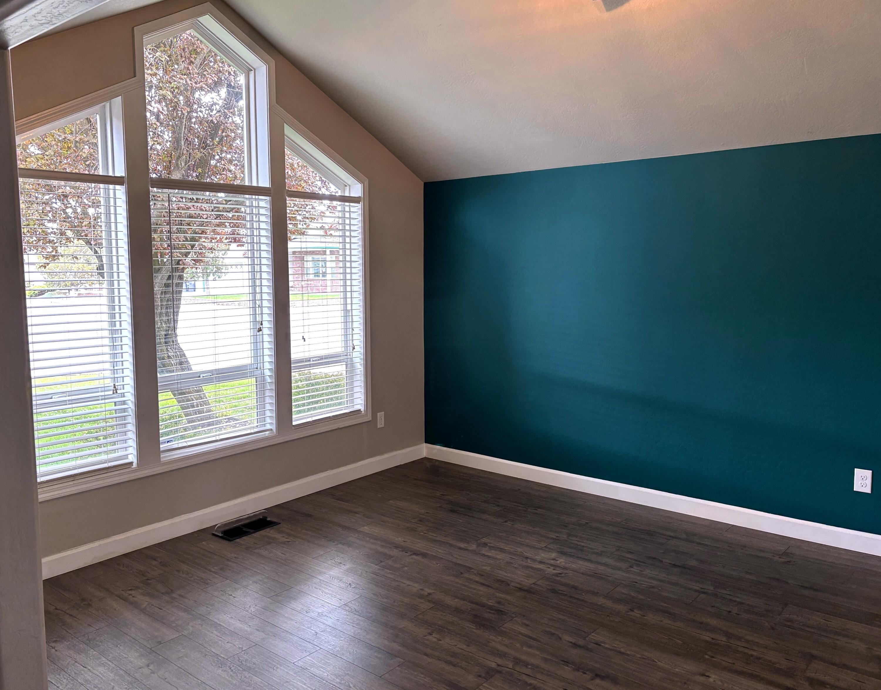 2307 Jeremy Street Central Point, OR 97502 - Photo 17 of 32 Living Room