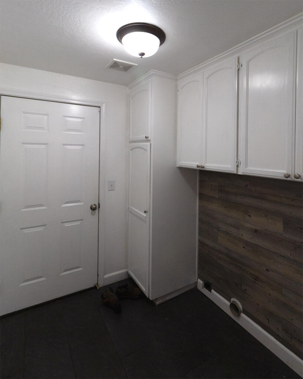2307 Jeremy Street Central Point, OR 97502 - Photo 19 of 32 Mudroom
