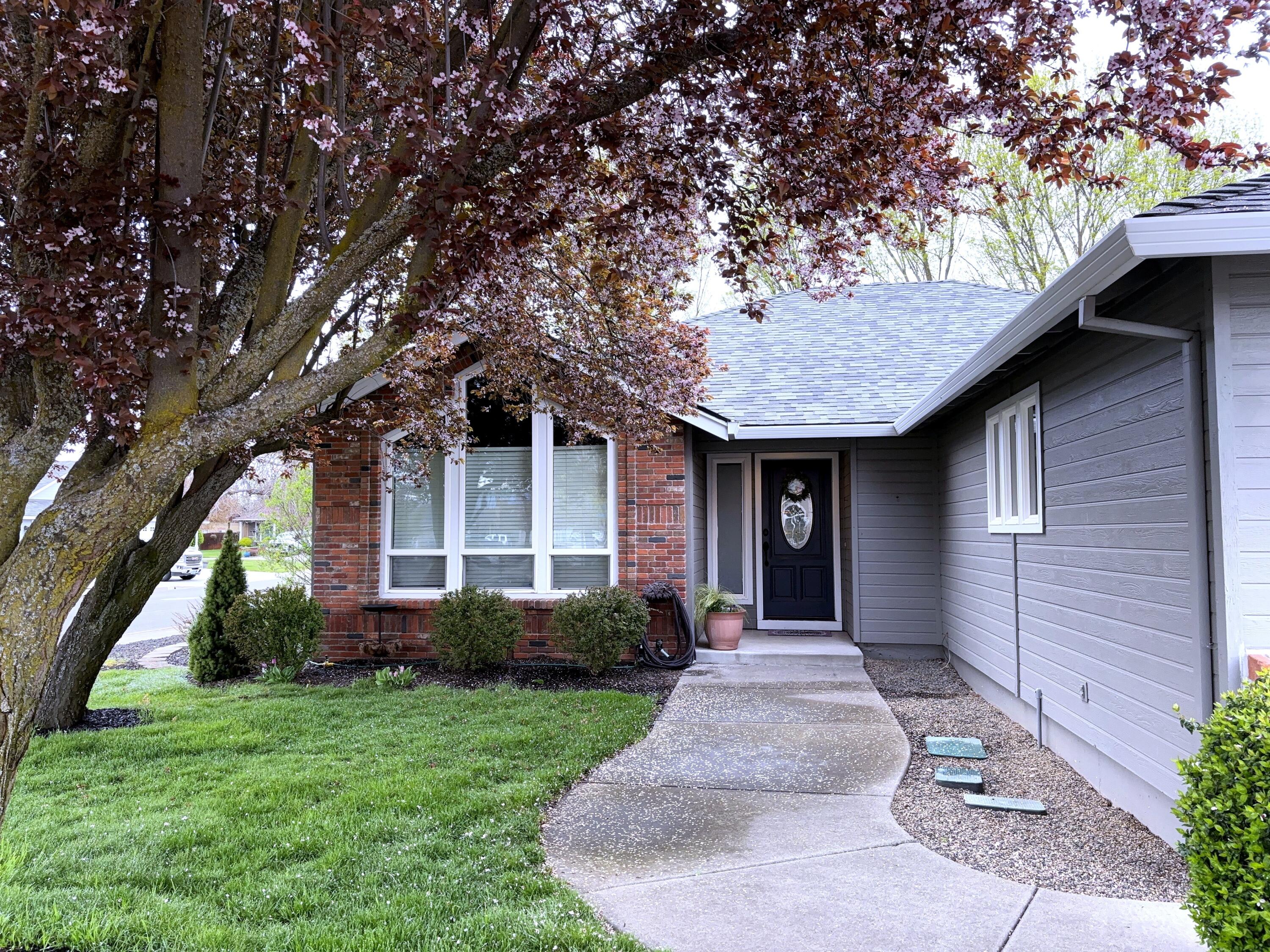 2307 Jeremy Street Central Point, OR 97502 - Photo 2 of 32 Outer Entry