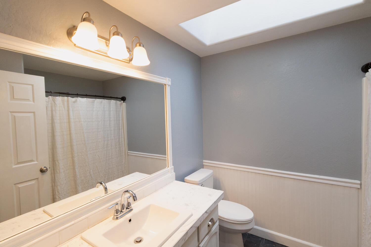2307 Jeremy Street Central Point, OR 97502 - Photo 27 of 32 Bathroom