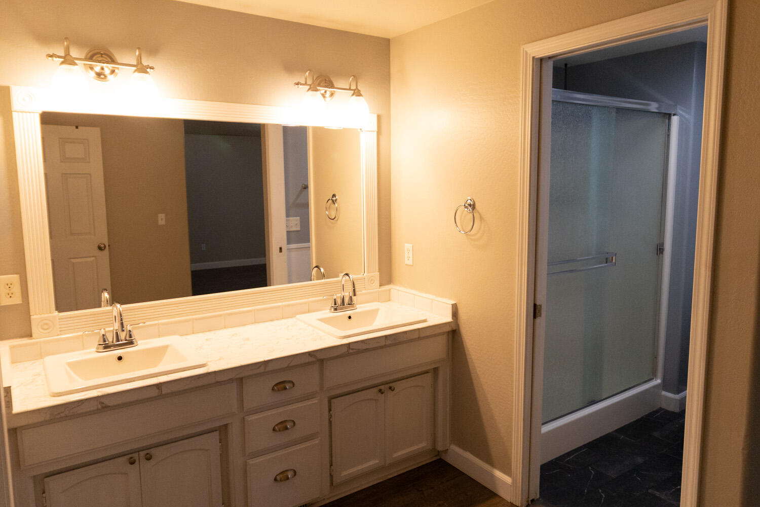 2307 Jeremy Street Central Point, OR 97502 - Photo 29 of 32 His and Hers Sinks