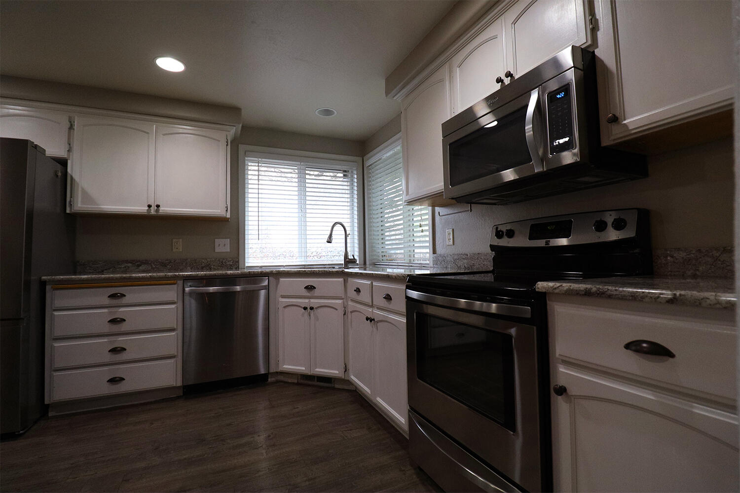 2307 Jeremy Street Central Point, OR 97502 - Photo 10 of 32 Kitchen from the Side