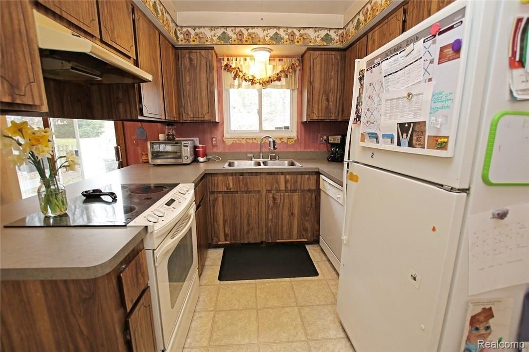 2418 Academy Road Holly, MI 48442 - Photo 8 of 37 8) Kitchen.jpg