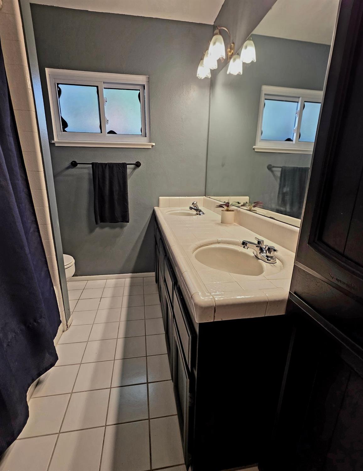 2214 Holt Avenue Sanger, CA 93657 - Photo 26 of 54 Hallway Batroom