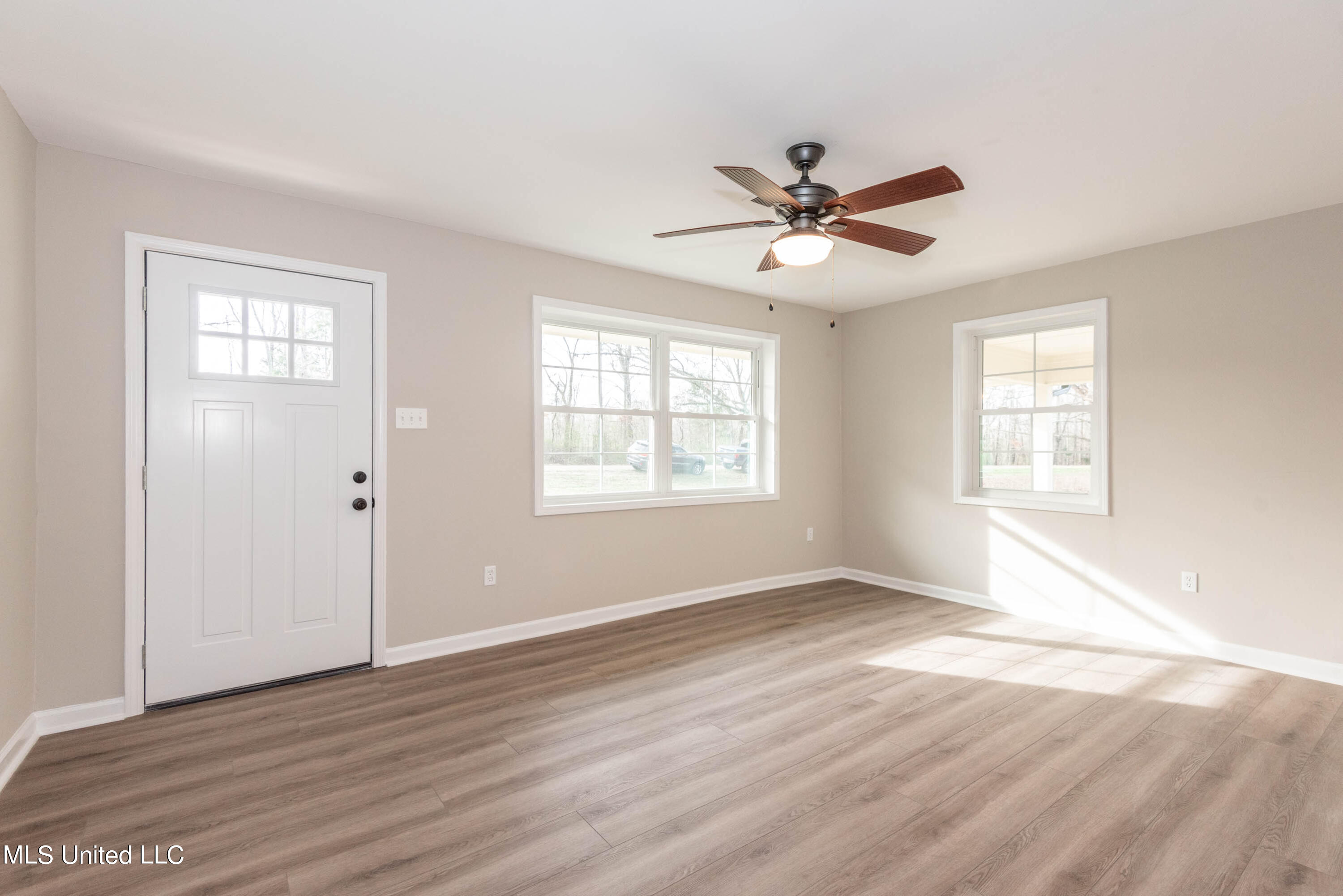 5098 Days Road Lake Cormorant, MS 38641 - Photo 4 of 21 Living Room