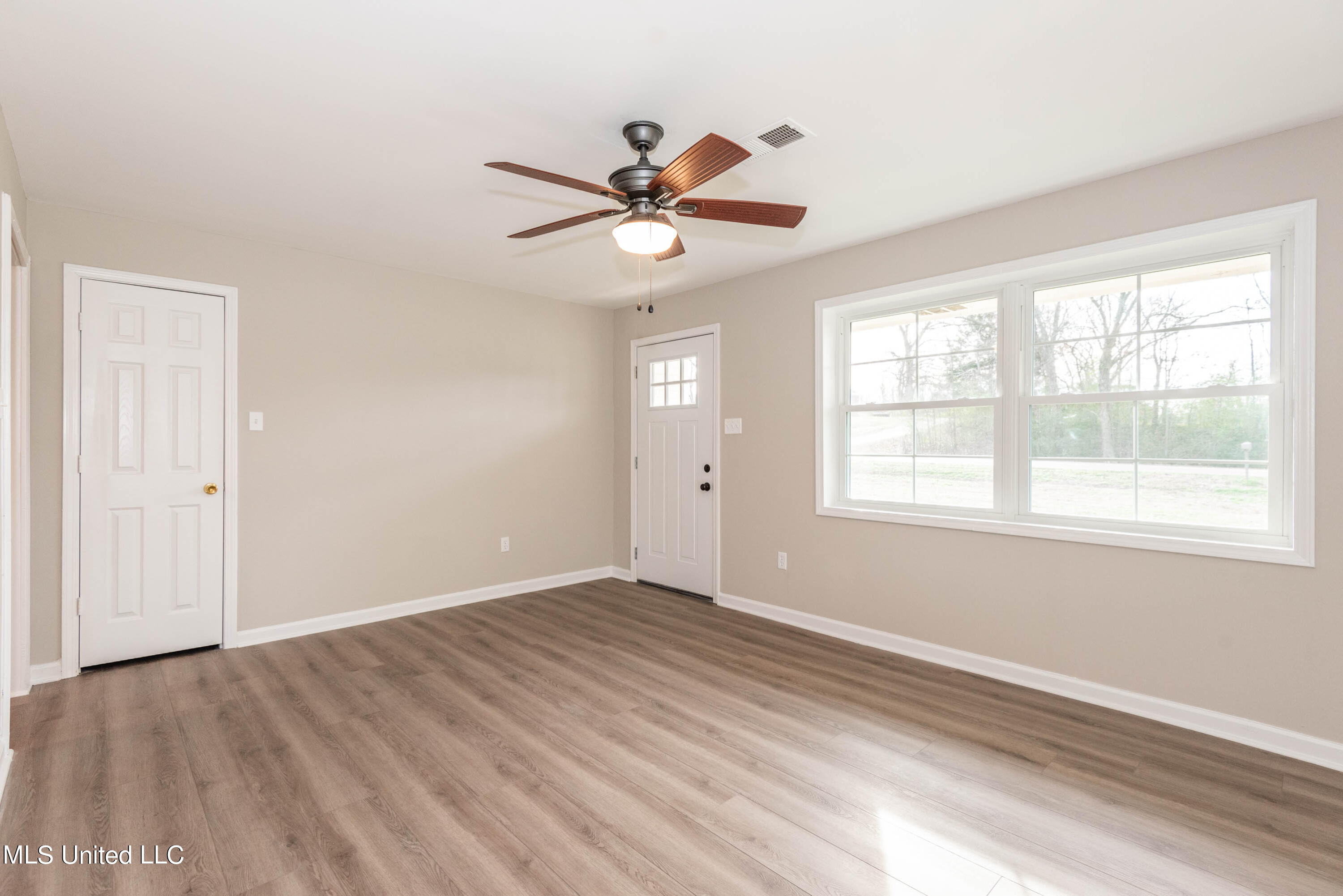 5098 Days Road Lake Cormorant, MS 38641 - Photo 5 of 21 Living Room
