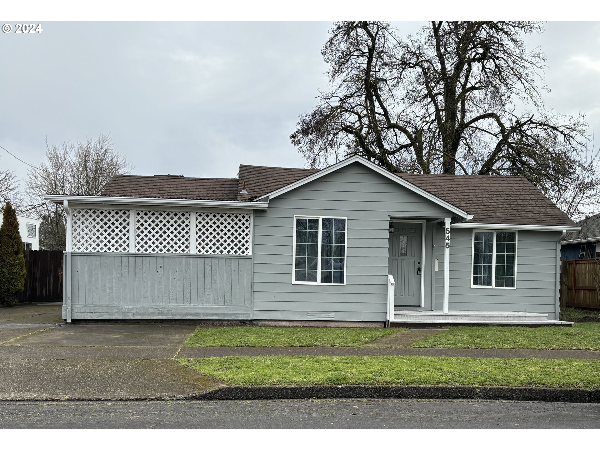 545 22nd Street Springfield, OR 97477 - Photo 1 of 25 a front view of a house with a garden