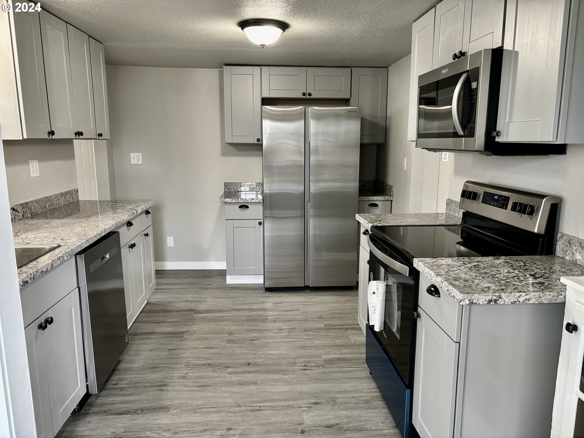 545 22nd Street Springfield, OR 97477 - Photo 5 of 25 a kitchen with granite countertop a sink stove and refrigerator