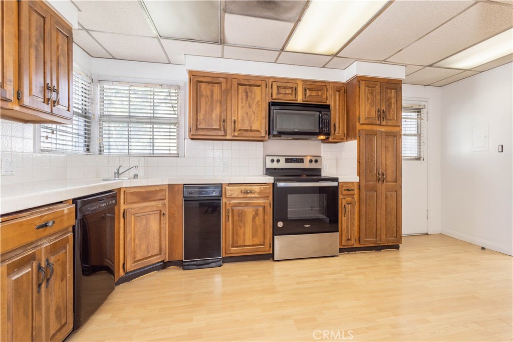 701 North Spring Avenue Compton, CA 90221 - Photo 20 of 24 Kitchen