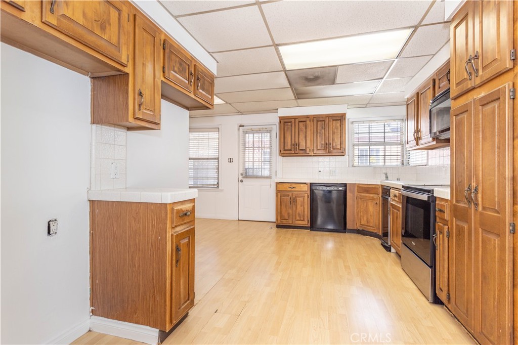 701 North Spring Avenue Compton, CA 90221 - Photo 10 of 24 Kitchen