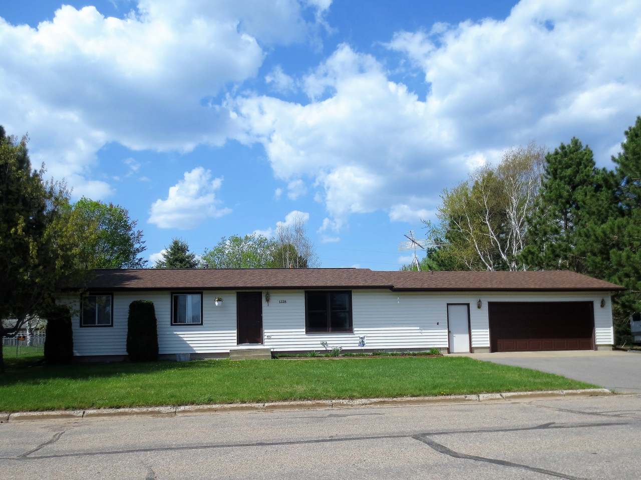 1228 Tracy Street Rhinelander, WI 54501 - Photo 1 of 22 Gallery Image 1