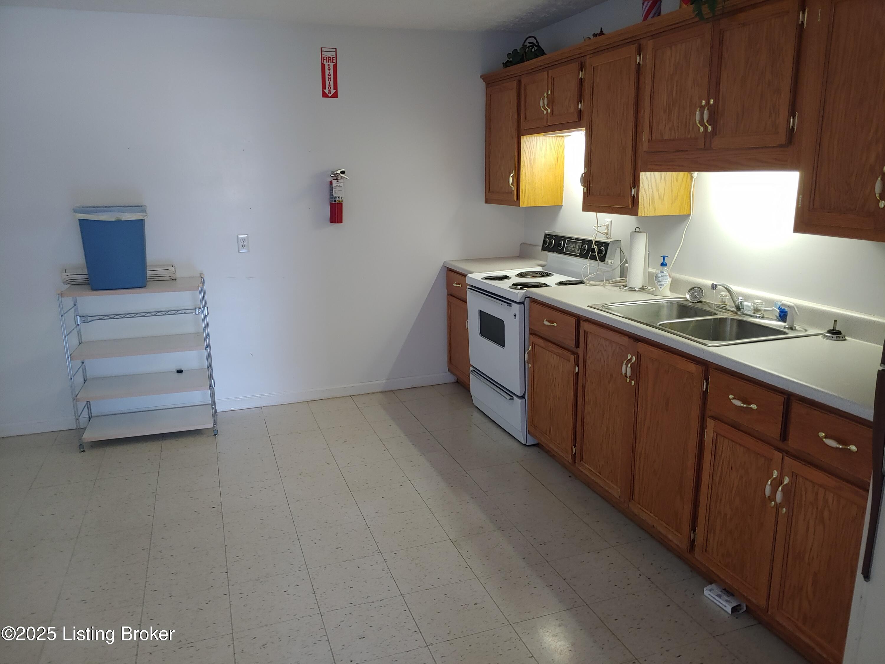 102 Castle Ridge Drive Edmonton, KY 42129 - Photo 1 of 13 Kitchen (1)