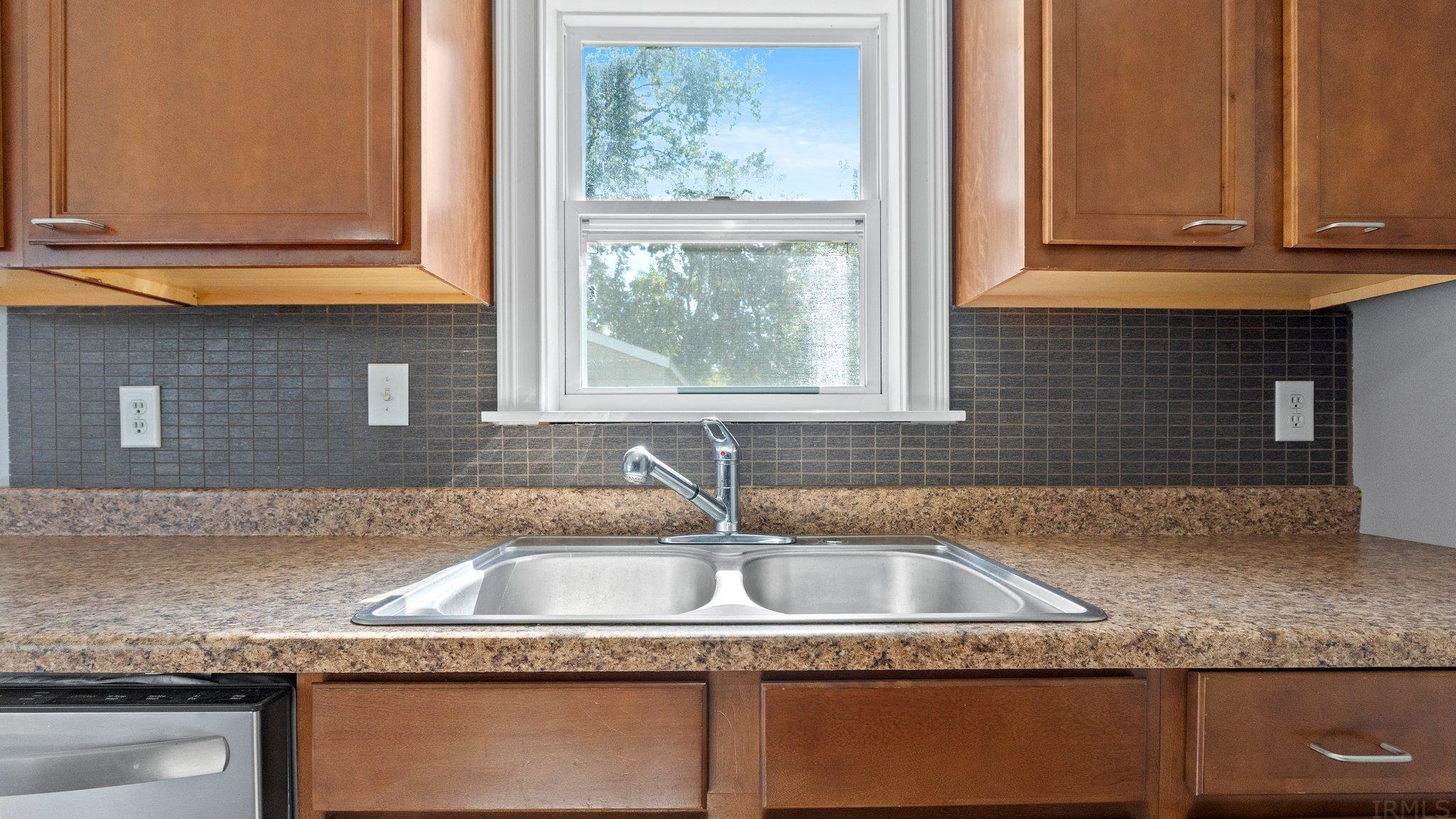 2221 Woods Road Fort Wayne, IN 46818 - Photo 10 of 27
