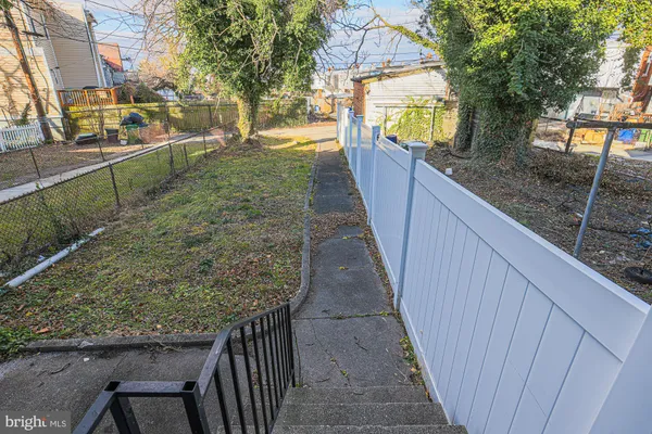 a view of a backyard with pathway