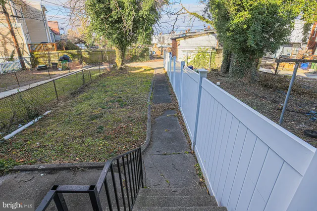 a view of a backyard with pathway