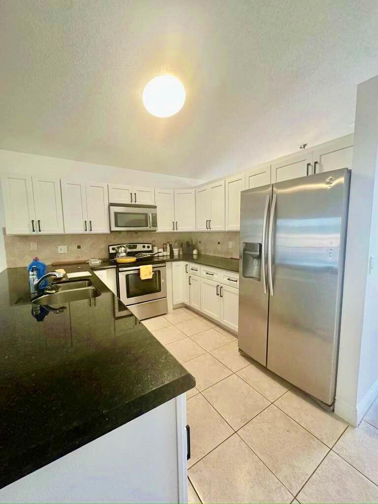 22449 Middletown Drive Boca Raton, FL 33428 - Photo 9 of 22 mutfak 2